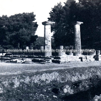 O templo de Hera, visto a partir do sudoeste. No primeiro plano, aparecem os vestígios de um assentamento pré-histórico (Foto: Robert Broomfield).