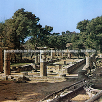 O templo de Hera, a Palestra, ao fundo, e o Ninfeu (Nymphaîon) de Herodes Ático.