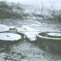 Trapetum e Mortarium de Olinto: morteiros para moer azeitonas
