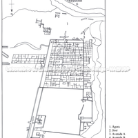 Planta geral do assentamento com indicação dos principais edifícios: ágora, stoa, avenidas, casa da fonte e centro cívico antigo.(Desenho de Sarah Lillywhite)