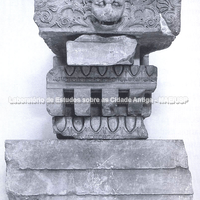 Templo de Atena. Entablamento (arquitrave de 3 faces, série de dentículos entre 2 kymations jônicos, cornija) e sima decorada com folhas. S. IV. Berlim, Pergamon Museum.