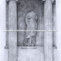 Parte de altar helenístico de Atena. Restauração de entre as colunas. (Berlim, Pergamon Museum)