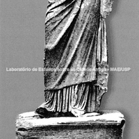 Estátua em mármore da sacerdotisa Nikesso encontrada na área do Santuário de Deméter e Koré. Foi encontrada praticamente intacta, data do início do século III a.C. (Museu de Pérgamo)