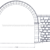 Ágora, face leste. Reconstituição da porta em arco com arquivoltas. A pilastra da esquerda está ligada à muralha por um aparelho retangular pseudo-isodomo do pórtico do santuário de Zeus. Entre 150 e 130 a.C. Segundo Wiegand, Schrader 1904, p. 203.