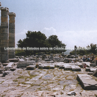 Vista de cela do santuário de Atena Pólias, olhando para leste. Foto: Ioannis Svolos, Giorgos Pilichos.
