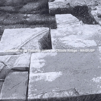 Templo de Atena. Marcas do caminho de abertura da porta sobre o pavimento de recinto interno. Foto: Aupert 