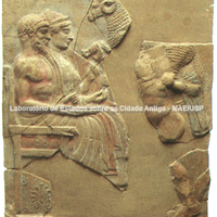 Pinax com Perséfone e Hades recebendo presentes - ca. 460 a.C. 