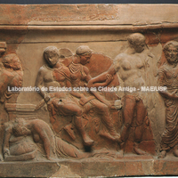Pequeno altar com uma cena de uma tragédia de Sófocles sobre o mito  de Tyro - final do V- primeira metade do IV a.C. 