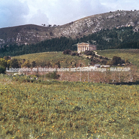 O templo dórico na paisagem, visto a partir do leste.