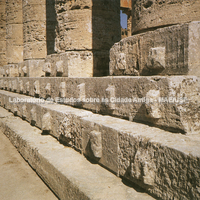 Templo dórico. A cobertura de cimento com sua leve curvatura e as protuberâncias conservadas. Último quarto do séc V a.C. (M.-Ch. Hellmann, CNRS)