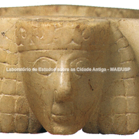 Lamparina votiva de mármore com cabeça humana do Santuário de Malophoros - 625-600 a.C. - Palermo, Museo Archeologico Regionale “A. Salinas” - Cat. 43. Foto: Giuseppe Leone.