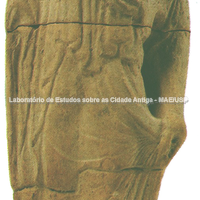  Estátua de terracota representando uma figura feminina em pé (kórê), do santuário de Maloforos. Final do sec. VI a.C.