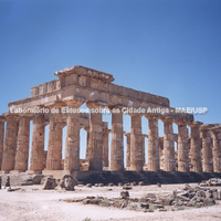 Templo E, do século V a.C. Reconstruído em 1958.