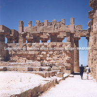 Templo E, do século V a.C. Reconstruído em 1958. Interior.