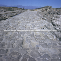 A grande plateia A, de orientação norte-sul, 29,5 m de largura, descoberta no Parque do Cavalo. A superfície de basalto foi feita na época da cidade romana de Copiae.