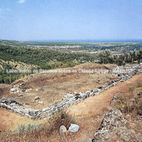 Khóra. Santuário de Atena em Francavilla Marítima e vista da planície de Síbaris. 
