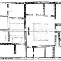 Planta de casa com grande pátio interno revestido de época tardo-helenística/romana (por Natoli). 