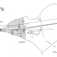 Localização das necrópoles arcaicas (em branco) em relação às zonas de habitação (em traços oblíquos) e aos espaços públicos (em cinza). Os pontos correspondem às estelas. (E. Lippolis et al., Taranto, 1995)
