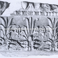 Tasos. Fragmento de um edifício não identificado da ágora. Peça de coroamento de anthémion (pequena palma) sobre um astrágalo (raiz) e um kymation (faixa ornamental) jônico. Época helenística.