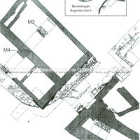 Tasos. Portão das Graças, encontrado na área próxima ao porto. Portão de tipo axial, arcaico, composto de muros paralelos em sua construção, formando uma parede com mais de 5m de largura. Conforme F. Blondé, A. Muller e D. Mulliez, "Les Abords Nord-Est de l'agora (terrain Valma)", BCH 124.2 (2000), 516-20, figura 9, com inserção de F. Blondé, A. Muller e D. Mulliez, "Évolution urbaine d'une colonie à l'époque archaïque. L'exemple de Thasos", in Luce (ed.) Urbanisme, 251-65, figura 89.