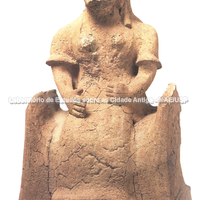 Figura em terracota de divindade feminina sentada. Segunda metade do século VI a. C. proveniente desta cidade. 