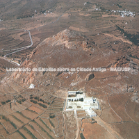  Vista aérea do assentamento inicial, do período micênico. 