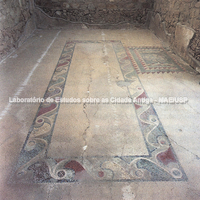 Zona arqueológica, quarteirão IV, casa B, vão 4: mosaico pavimental com motivos geométricos e ondas e soleira com “rosácea” dentro da moldura policromática. Segunda metade do século II a.C. 
