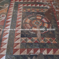 Casa B: detalhe do mosaico policromático do oecus com roseta em destaque.