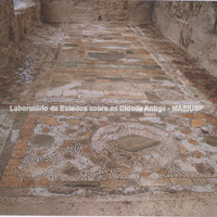 Termas: pavimento do frigidarium em opus sectile pertencente à reconstrução da idade imperial tardia. À esquerda, parte do pavimento original, com o mosaico dos pugilistas.
