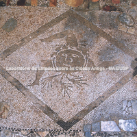 Termas. Mosaico em branco e preto com triskelès, símbolo da Sicília, ilha de três pontas. 