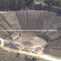 Vista aérea do teatro grego (fim do século IV a.C.), o único grande edifício público descoberto até agora em Tíndaris.