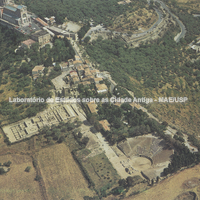 Tíndaris surgiu no decorrer do s. IV sobre terraços declinados ao norte da Sicília e conservou em época romana seu planejamento hipodâmico. Defendia-se em relação à terra com muralhas imponentes (no alto, no centro).