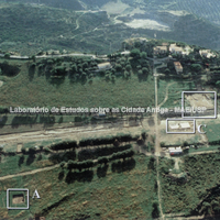 Escavação do decúmano mediano e área de Cercadenari: foto aérea (outubro 2004). 
A) Amostra no setor norte-oriental.
B) Edifício monumental de Cercadenari.
C) Domus de Cercadenari.