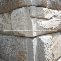 Detalhe de construção da quina de muros de sustentação da stoá sagrada.