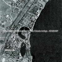 Vista aérea da região sudeste do sítio de Cartago (Zona Sul). Em destaque temos os dois portos, o circular (militar) e o quadrangular (comercial). A zona do tofet está identificada por uma flecha.