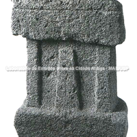 Estela votiva com bétilo encontrada em Cartago. VI século a.C . Trabalho feito em arenito, 50x 35,5 cm. Cartago, Museu de Cartago.