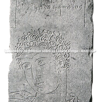 Estela votiva com um busto masculino do tofet em Cartago. Trabalho em calcário do III século a.C. 72 X 18 cm. Museu de Cartago.