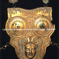 Couraça em bronze dourado de Ksour es-Saf. III - II século a.C. Túnis, Museu do Bardo.