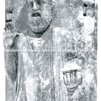 Detalhe de um sarcófago em mármore do cemitério de St. Monique em Cartago, na Tunísia. Baseado em seu estilo e pelos traços na efígie esculpida na tampa do final do século IV, o sarcófago cartaginês pode ser atribuído a um artesão emigrante ateniense.