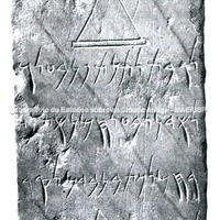 Estela votiva com o signo de Tanit. Do Tofet de Cartago, Tunísia, século IV a.C. Na estela está escrito quatro linhas com inscrições dedicadas a Tanit e Baal-Hammon.