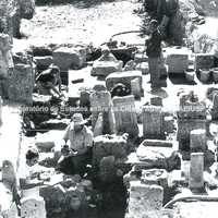Vista do precinto do tofet em Cartago sendo escavado em 1979. Escola Americana de Estudos Orientais. Projeto Púnico.