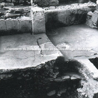 Vista de uma bacia cultual encontrada dentro de uma casa em Cartago de 500 a.C.
A função religiosa desse recinto de banho é evidente pelos símbolos de Tanit e Baal-Hammon inseridos no chão pavimentado. Escavações da Universidade de Hamburgo.