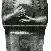 A deusa segurando um tamborim provavelmente é Astarte (século IX a.C, Museu de Cartago)