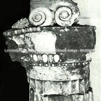 Fragmentos de uma coluna jônica de estuque: do século II a.C, encontrada em uma casa na colina de Byrsa em Cartago.