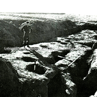 Linha das defesas externas de Cartago. Escavações do General Duval e do Coronel Reynier. Os buracos cortados na rocha contiveram colunas que suportavam edifício defensivo erigido acima de montantes de terra. Em primeiro plano uma profunda vala que foi escavada.
