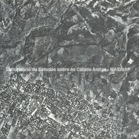 Fotografia aérea (do Exército Grego) do conjunto de colinas ao norte do assentamento, mostrando as linhas das fortificações.