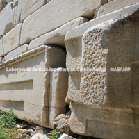 Detalhe lateral de elemento do templo B. 