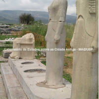 Visão da Via Sagrada do Heraion de Samos. Vemos a suntuosidade das oferendas votivas dedicadas à Hera, como por exemplos as estátuas votivas presentes na foto.