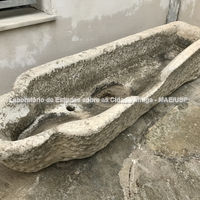 O caixão (A2456) encontrado no local "Tholos" É muito desgastado e foi usado como cocho para lavar roupas. As superfícies exterior e interior são esculpidas aproximadamente e o aro é plano. O sarcófago, de estilo fenício ajuda a mostrar a conexão da ilha com esses. 