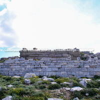 Fundações da sacada do templo que guardava vista para Delos. 